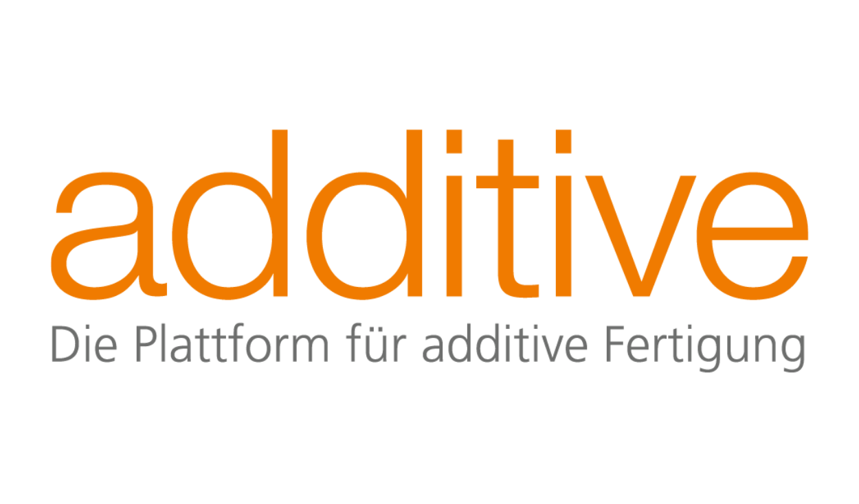 Das Logo von additive in orangener Schrift. Darunter ist der Claim „Die Plattform für additive Fertigung“ in grau abgebildet.