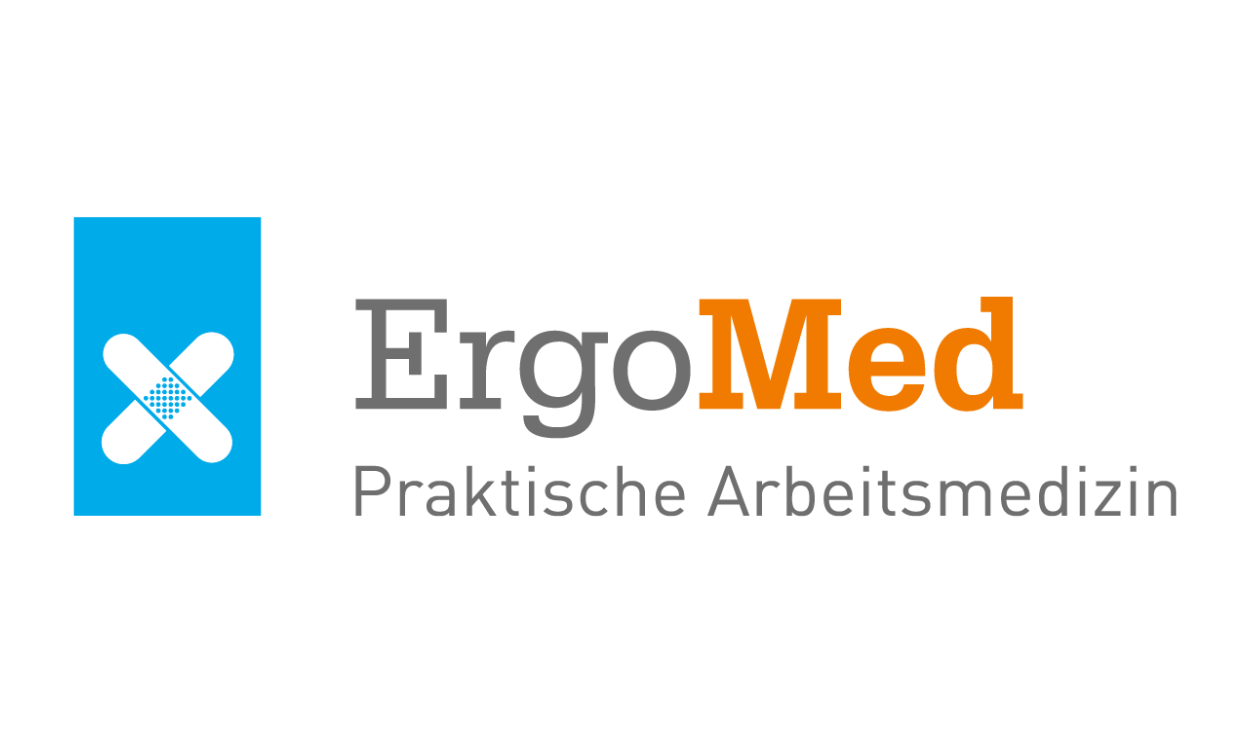 Das Logo der ErgoMed. Auf der linken Seite ist ein hellblaues Rechteck auf dem zwei sich kreuzende Pflaster-Icons abgebildet sind. Rechts davon ist das Wort ErgoMed platziert. Darunter ziert der Claim „Praktische Arbeitsmedizin“ das Logo.