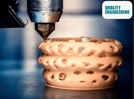 Ein 3D-Drucker fertigt eine Tasse an.