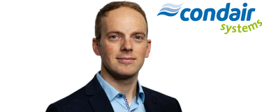 Das Wordbild-Logo der „cav“ in Rot mit einem roten Pfeil nach rechts darunter.