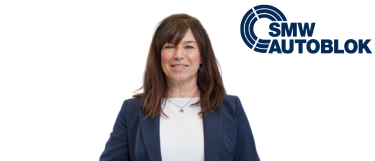 Das Wordbild-Logo der „cav“ in Rot mit einem roten Pfeil nach rechts darunter.